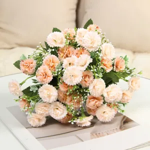 Détail du bouquet de fleurs artificielles, fausses roses et hortensias pour la déco