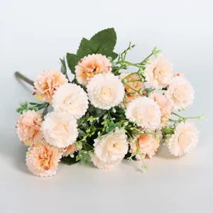 Gros plan sur les détails d'un bouquet de fleurs artificielles, roses et feuilles vertes.