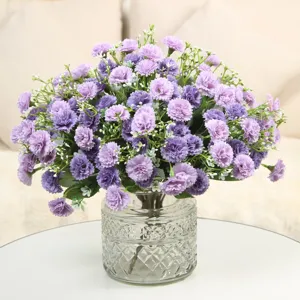 Vue détaillée d'un bouquet de fleurs de lilas violet artificielles en verre.