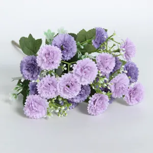 Vue détaillée du bouquet de fleurs violettes artificielles, décoration élégante maison.