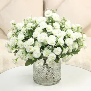 Vue détaillée d'un bouquet de petites fleurs de lilas artificielles blanches en vase en verre