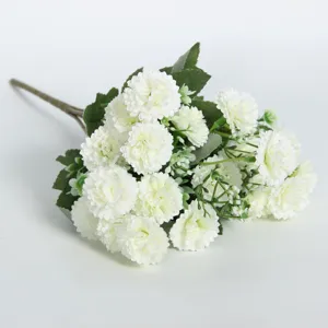 Détail de bouquet de fleurs d'œillet blanc artificiel pour décoration maison mariage