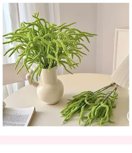 Primo piano di pianta verde artificiale, erba ciniglia legata a mano per decoro.