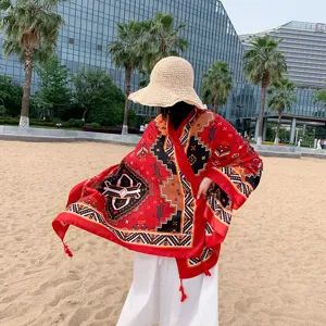 Châle imprimé géométrique rouge style ethnique, vêtement de protection solaire de plage.