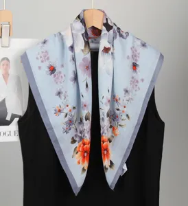 Hellblaues quadratisches Blumenschal, eleganter leichter Halstuch für Frühling und Sommer.