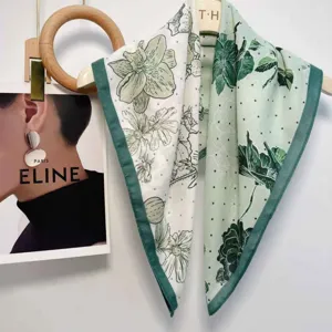 Elegantes florales quadratisches Damentuch, leichtes Frühlingshalstuch, stylisches Accessoire.