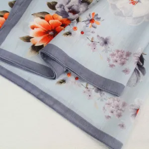 Elegantes quadratisches Halstuch mit Blumenmuster, leichtes Frühlingshalstuch für Damen.