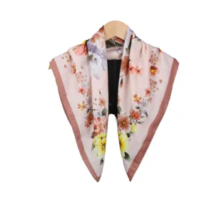 Elegantes rosa Blumendesign Quadratische Tuch für Damen, leichtes Halstuch für modische Frühlingszeit.