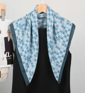 Blaues quadratisches Halstuch mit geometrischem Muster elegante Damenschal Mode Accessoire