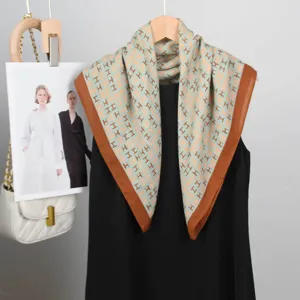 Damen Mode Quadratischer Schal Samt Baumwoll-Leinen Buchstabe Geometrischer Druck Halstuch Elegantes Pendeln Kopftuch