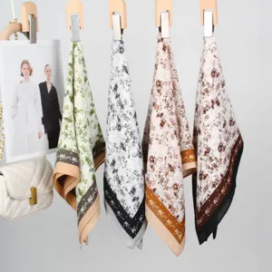 Elegantes Seidentuch im Landhausstil für Damen, klassischer bedruckter Schal für den Frühling.