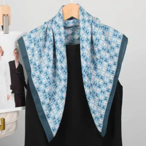 Elegantes blaues Damenhaupptuch mit klassischem H-Muster an Schaufensterpuppe Hauptansicht