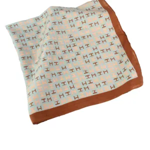 Damenhalsduch mit klassischem H-Muster und einfarbigem braunen Rand, elegantes Accessoire.