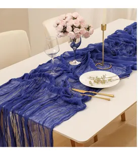 Dettaglio del runner da tavola in garza blu navy con trama stropicciata naturale decoro