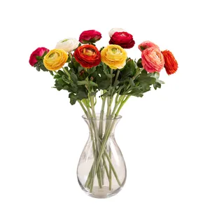 Bouquet de fleurs artificielles de renoncules en vase en verre décoration salon maison
