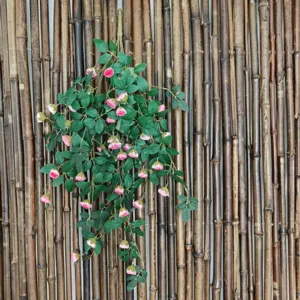 Détail de vigne de fleurs de rose artificielle, décoration florale rose pour mur.