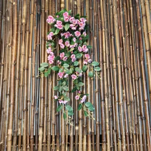 Détail de vigne de fleur de rose rose artificielle en soie pour décoration murale paysagère.
