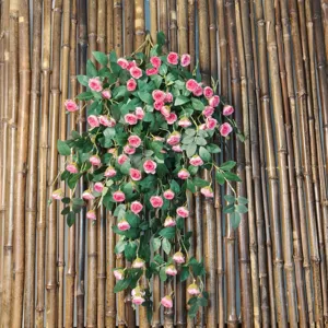 Guirlande de fleurs de roses artificielles pour déco, détail de fleurs en soie rose.