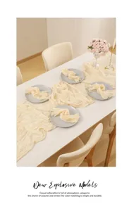Dettaglio runner da tavola boho in garza stropicciata crema per decorazioni feste