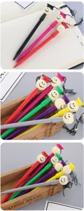 Bolígrafos con gorro de graduación con caras sonrientes y borlas de colores en caja
