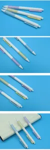 Detailopname van creatieve intrekbare balpennen in pastelblauw, geel en paars.