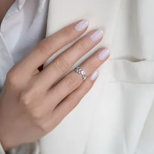 Detaillierte Nahaufnahme des Blattdesigns eines verstellbaren Rings aus 925er Silber