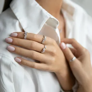 Nahaufnahme von eleganten Ringen aus 925er Sterlingsilber in Blattform an der Hand