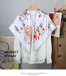 Elegante sciarpa in seta bianca con stampa floreale rossa su una camicetta bianca