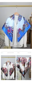 Vista dettagliata di un elegante foulard di seta paisley esposto su una camicetta