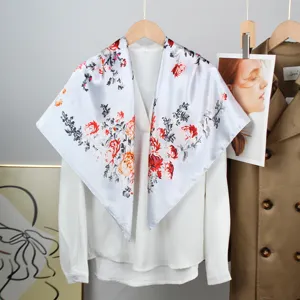 Elegante foulard in seta vintage con stampa floreale da donna appeso con una camicetta