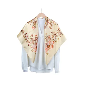 Foulard quadrato in raso a fiori vintage su camicetta bianca e gruccia legno