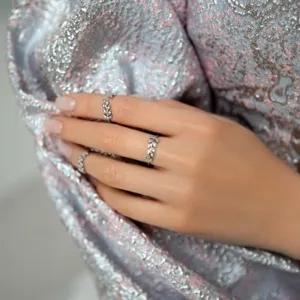 Detailaufnahme von eleganten Ringen aus 925er Sterlingsilber in Blattform mit Steinen