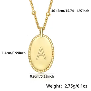 Vista dettagliata della collana con ciondolo ovale in argento sterling con incisione lettera A