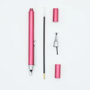 Parti di una penna stilo capacitiva 2-in-1 per schermi touch su sfondo bianco professionale