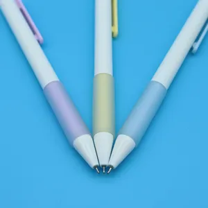 Set van drie schattige intrekbare balpennen in pastelkleuren op blauwe achtergrond.