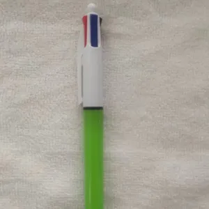 Stylo à bille rétractable classique à 4 couleurs avec encres rouge bleu noir vert