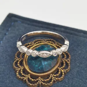 Gros plan d'une bague géométrique en argent S925 sertie de diamants carbone brillants