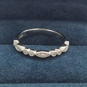 Détail macro d'une bague en argent 925 avec sertis de diamants géométriques