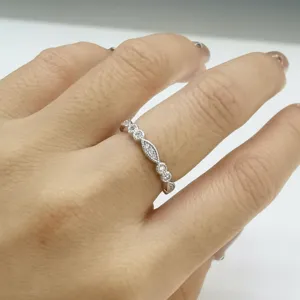 Vue détaillée d'une bague géométrique en argent sterling S925 portée sur la main