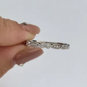Détail en gros plan d'une bague géométrique en argent sterling S925 avec pierres étincelantes