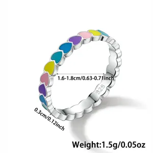Detailansicht eines 925er Sterling Silberrings mit bunten Macaron-Emaille-Herzmustern