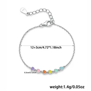 Detailansicht eines Armbands aus 925er Sterlingsilber mit bunten Emaille-Herzanhängern
