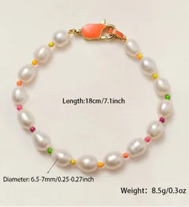 Vista detallada de una pulsera de perlas cultivadas con cuentas de colores y medidas