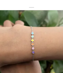 Detailansicht der bunten Makronen-Emaille-Herzanhänger an einem 925er Sterling Silber Armband