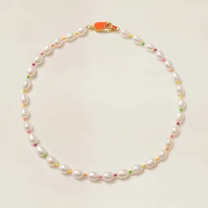 Collar de plata S925 con perlas de arroz blancas y perlas de colores neón vibrantes.
