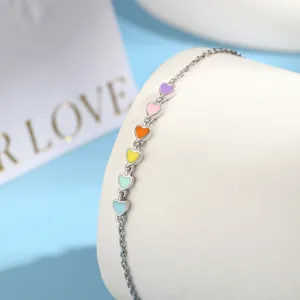 925 Silberarmband mit Makronen Herzanhängern auf weißem Schmuckständer