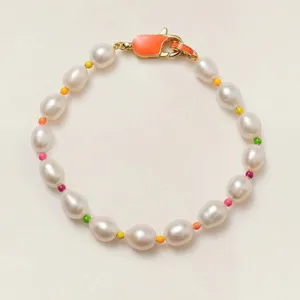 Elegante pulsera de perlas cultivadas con cuentas de neón vibrantes y cierre de esmalte