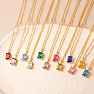 Vue détaillée de colliers de pierres précieuses carrées multicolores sur un plateau