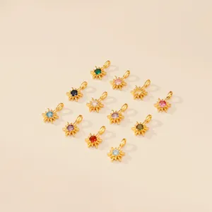 Détail de pendentifs soleil en acier titane avec cristaux colorés pour bijoux DIY.