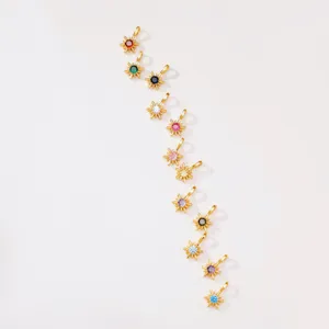 Collection de pendentifs rayons de soleil colorés disposés élégamment en diagonale